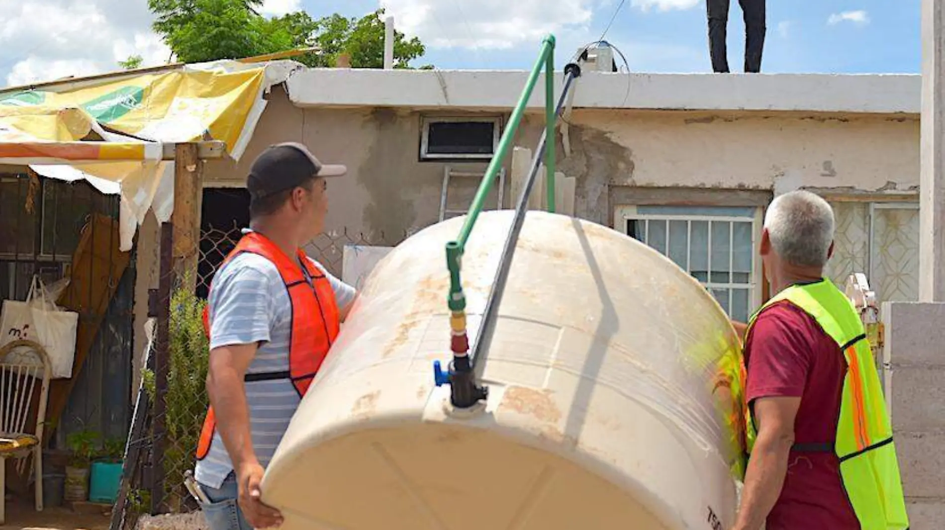 Instalación de tinaco para almacenamiento de agua en Hermosillo 